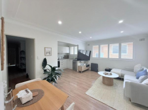 Coogee Sunrise shared Apt with Parking & Work Desk, Sydney